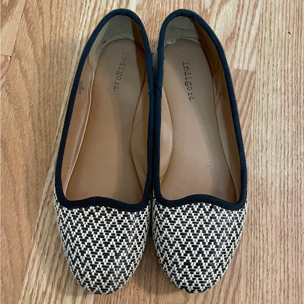 Indigo Women's Black & White Chevron Pattern Flats
